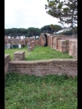 01311 ostia - regio ii - insula i - caserma dei vigili (ii,v,1-2) - porticus  - nordseite - bli ri westen - 12-2018.jpg